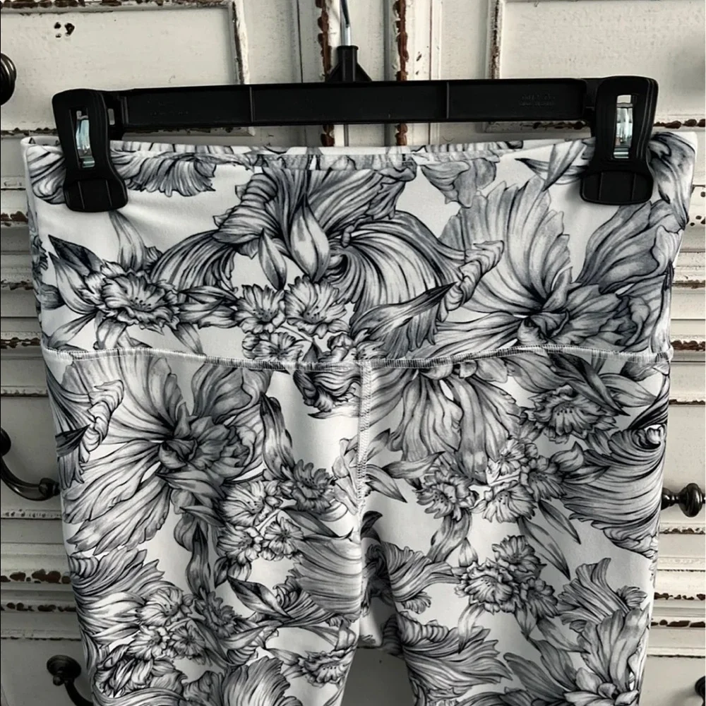 Like new 🖤🤍 Balance Collection black & white leggings Size L - Picture 6 of 12